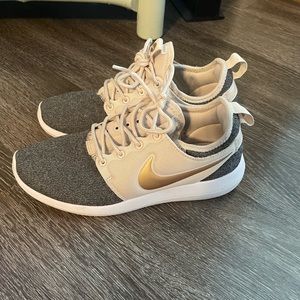 Nike Two Tone Tennis Shoes 6.5 EUC